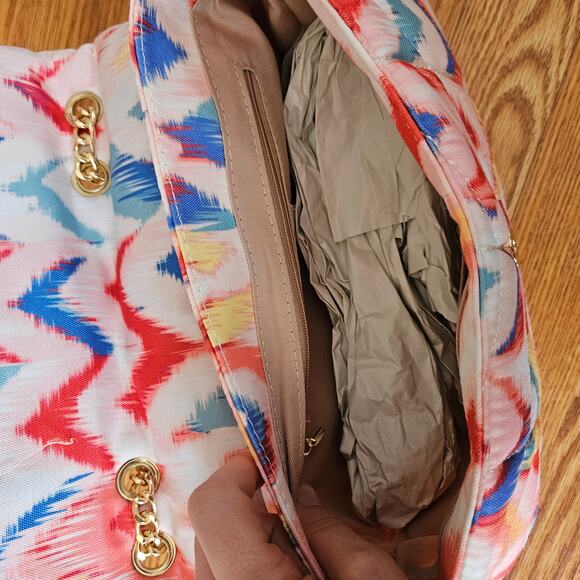 JustFab Triangle Quilted Chevron Crossbody Bag Womens - Picture 9 of 9